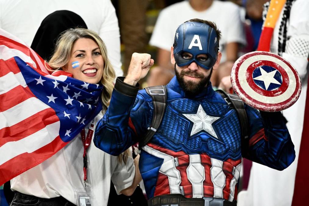Otro ‘Capitán América‘ bien acompañado por una bella aficionada.
