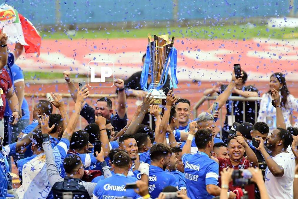 La celebración de los jugadores del Motagua con el trofeo de campeones de la Liga Nacional.
