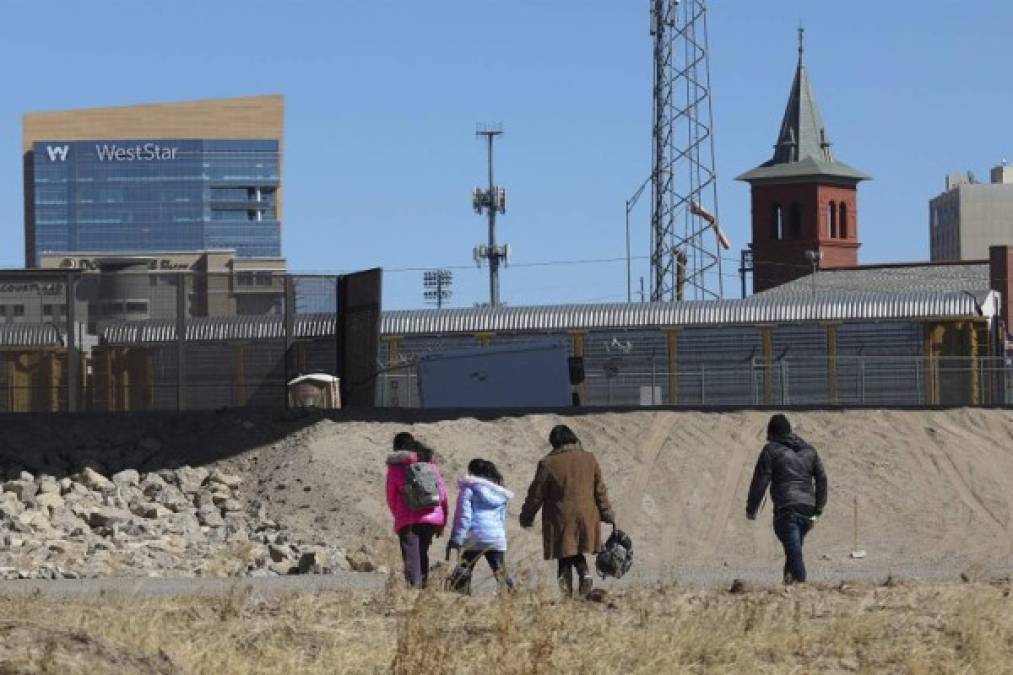 Sin embargo los migrantes siguen llegando a la frontera para entregarse a la Patrulla Fronteriza o evadirla para ingresar a territorio estadounidense.