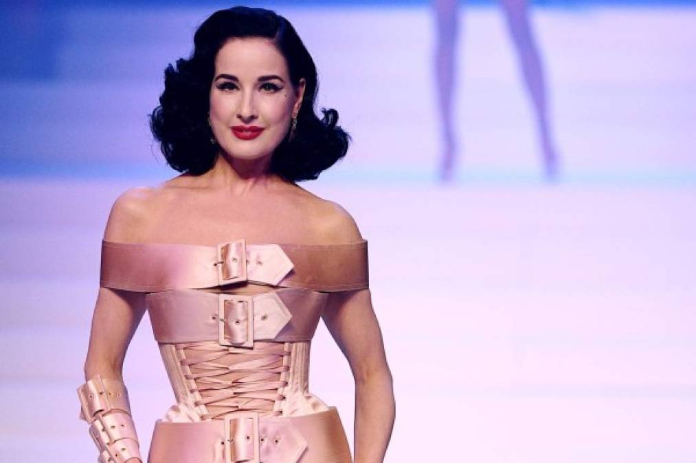 Dita Von Teese lució una de las creaciones del diseñador Jean Paul Gaultier en su despedida de las pasarelas.