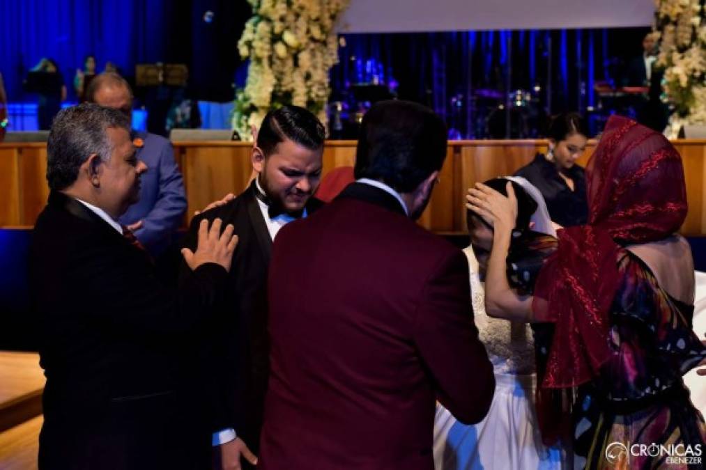 Luego del enlace, los pastores evángelicos, oraron por el nuevo matrimonio e intercedieron por las familias de Honduras.