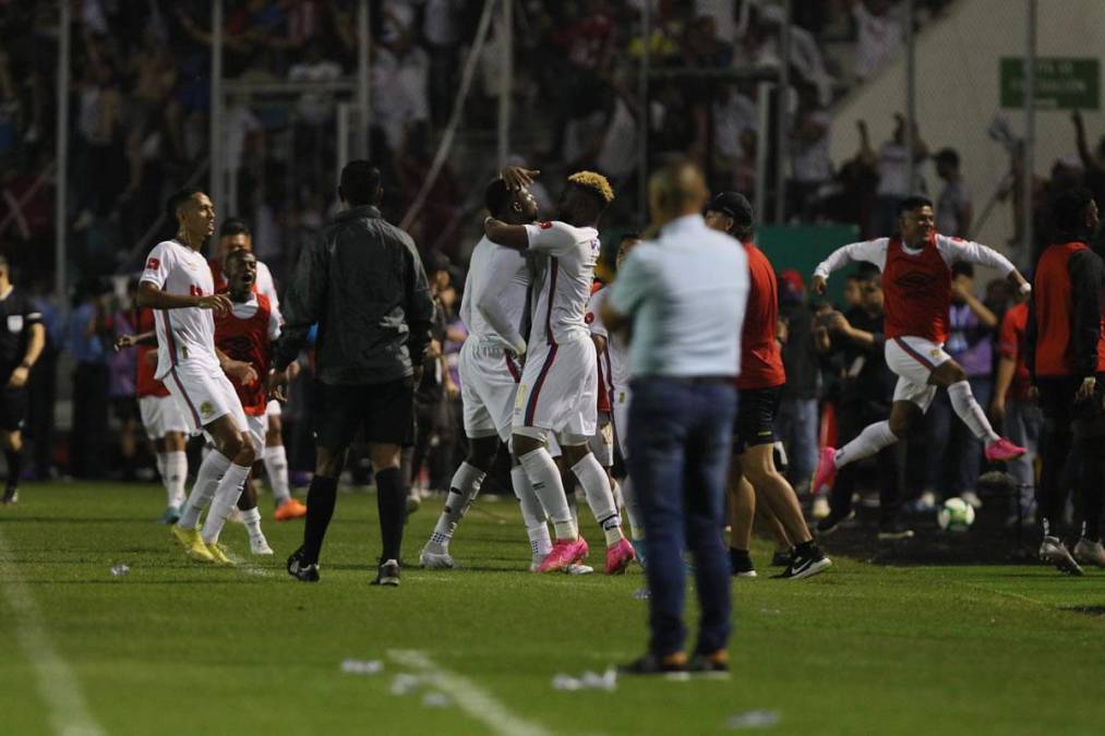 Los jugadores del Olimpia celebrando el segundo gol de Yustin Arboleda.