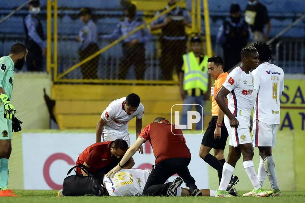 El lateral brasileño Gabriel Araújo Carvalho dio el susto tras un golpe y fue atendido por el cuerpo médico del Olimpia.