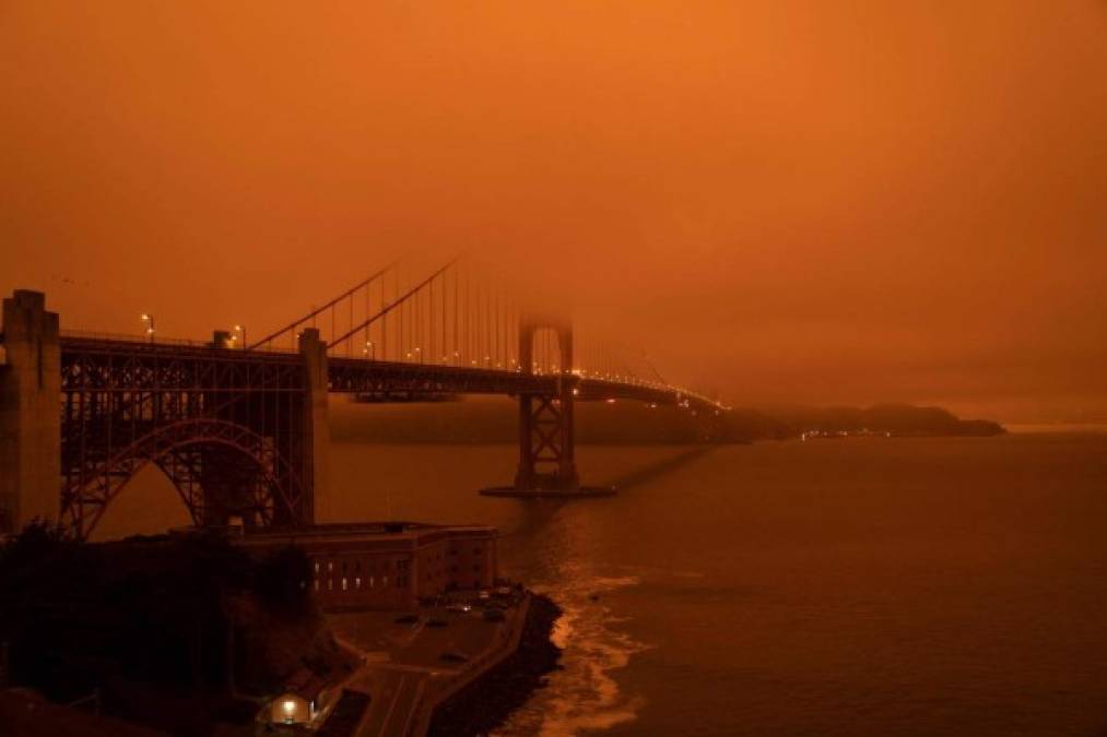 'Los cielos anaranjados de esta mañana son el resultado del humo de los incendios forestales en el aire', dijeron los funcionarios de calidad del aire de la Bahía de San Francisco en un tuit.