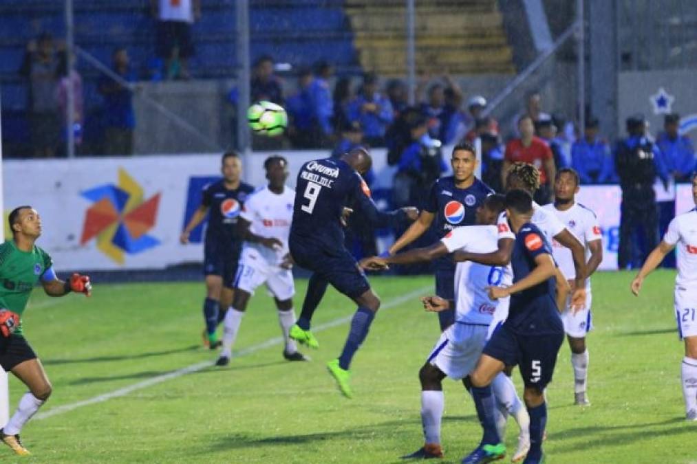 Con este remate de cabeza Román Rubilio Castillo abrio el marcador en el Nacional y puso a ganar al Motagua.