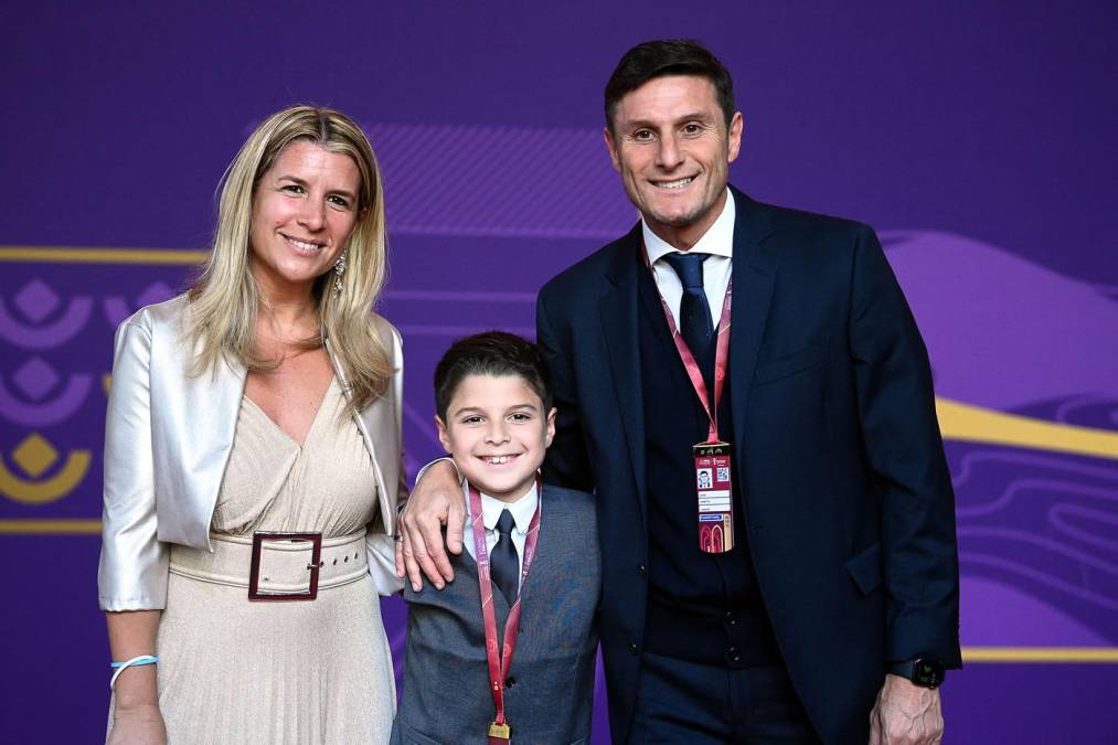 El exfutbolista argentino Javier Zanetti, su esposa Paula y su hijo Tomas, en la alfombra roja del sorteo del Mundial de Qatar-2022.