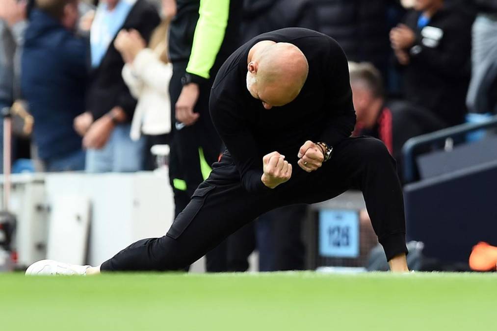 Pep Guardiola celebró muy eufórico los goles del Manchester City contra el Manchester United.