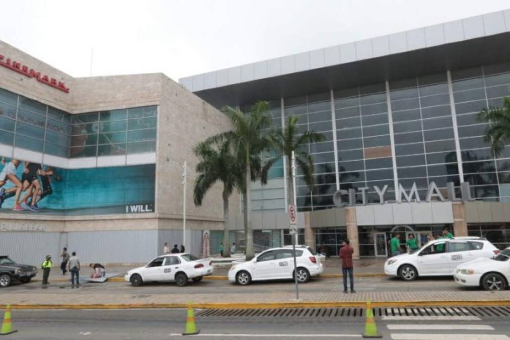 Tras los saqueos del jueves en la noche, varias vitrinas del City Mall fueron cubiertas en la mañana del viernes con láminas metálicas.