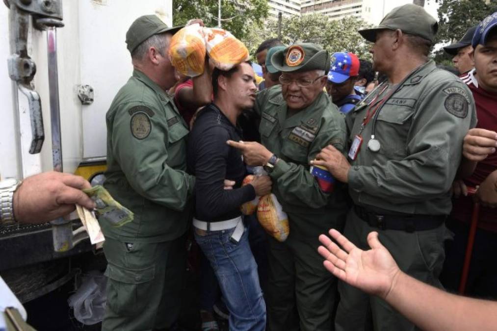 Las autoridades detuvieron a varias personas que intentaron saquear los camiones de pollo.