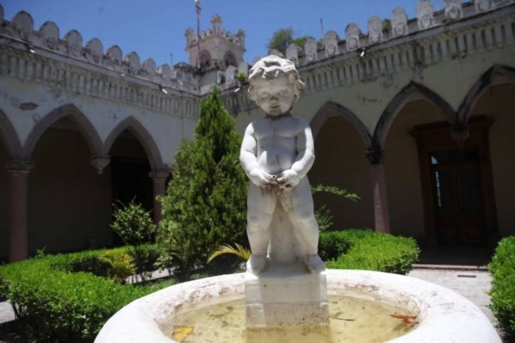 Los jardines uno de los atractivos del palacio.