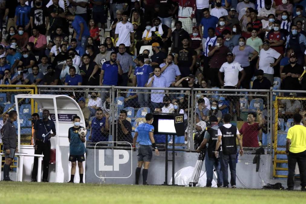 El árbitro puertorriqueño José Torres usó el VAR durante el partido.