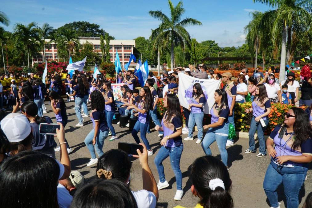 Los padres de familia, profesores y demás alumnos presenciaron el show de los seniors sin importar el fuerte sol de la capital industrial. 