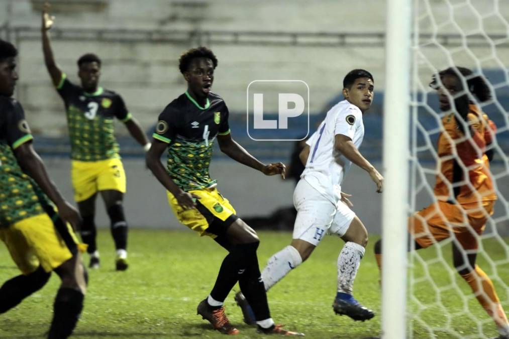 Marco Aceituno madrugó a los jamaicanos y marcó el 1-0 de Honduras a los tres minutos del partido.