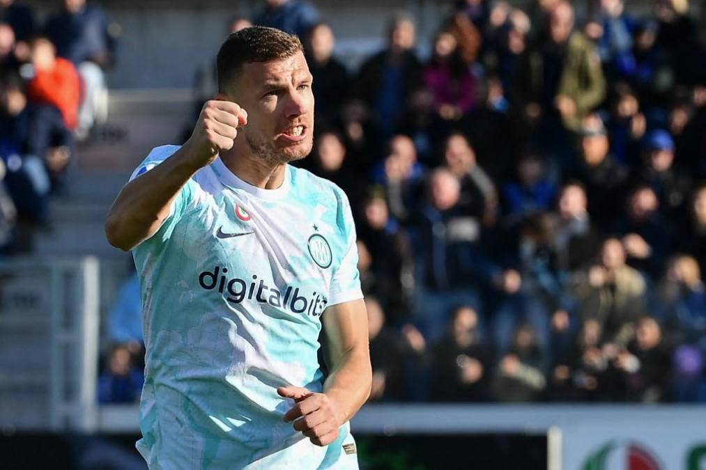 Edin Dzeko, termina contrato en 2023 en el Inter, pero podría ampliar su vínculo un año más. Así lo aseguró Marotta, directivo del conjunto italiano, después de que el delantero bosnio cerrara una primera parte de la temporada con una buena cifra goleadora.