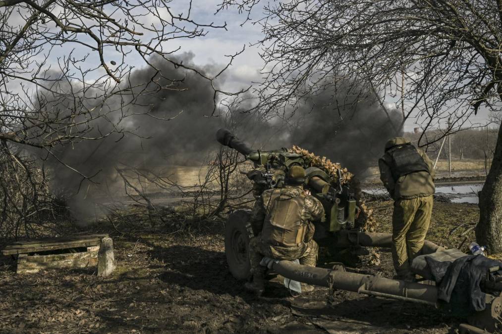“Los rusos podrían intentar rodear a las fuerzas ucranianas en <b>Bajmut</b>, pero el mando ucraniano ha dado la señal de que prefiere retirarse antes que arriesgarse a ser rodeado”, añadió el instituto.