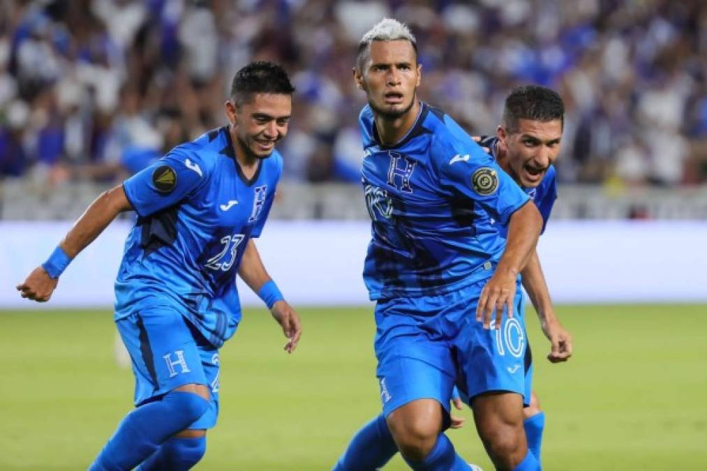 Alex López corre a celebrar su golazo que firmó el empate 2-2 de Honduras. Lo acompañan Diego Rodríguez y Johnny Leverón.