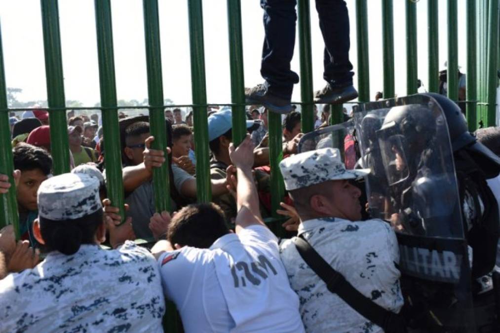 El ambiente se tornó tenso cuando la caravana, integrada por más de 1,000 personas, intentó ingresar por la fuerza a México.