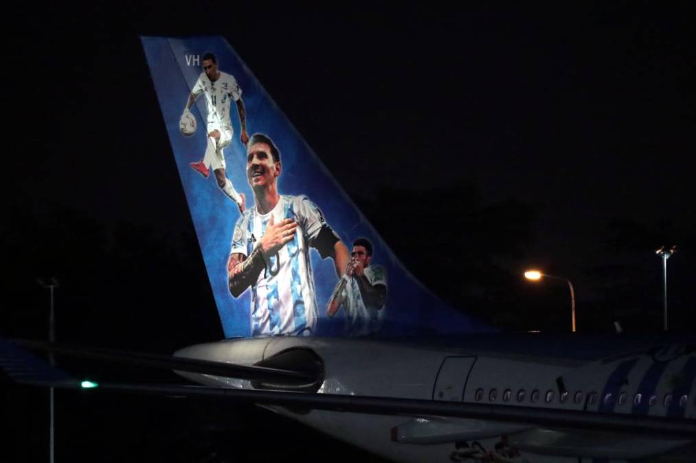 En las imágenes de jugadores en el avión incluye un Lionel Messi de gran tamaño en la cola de la aeronave.