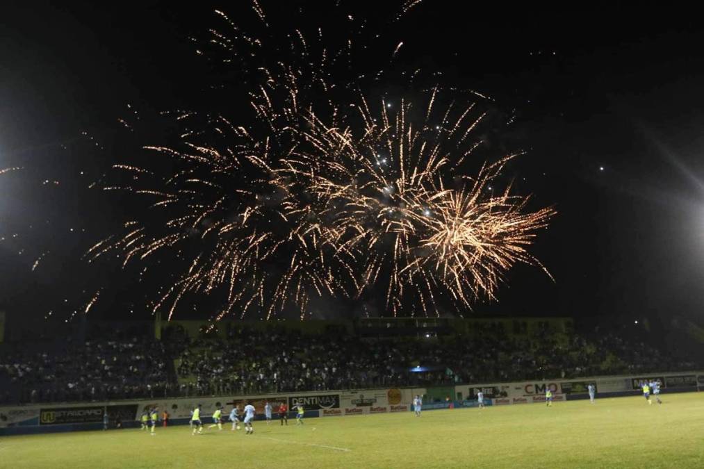 Los fuegos artificiales iluminaron el cielo sobre el estadio Juan Ramón Brevé Vargas en los últimos minutos del partido.