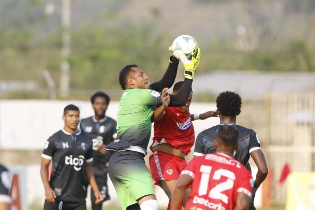 Rafa Zúniga gana por aire el balón en un centro de la Real Sociedad.