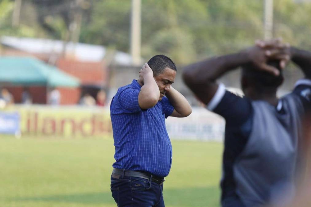 Jhon Jairo López, entrenador del Honduras Progreso, se lamenta tras una ocasión fallada de su equipo.