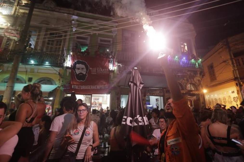 Entre llanto y gritos de júbilo celebran triunfo de Lula da Silva