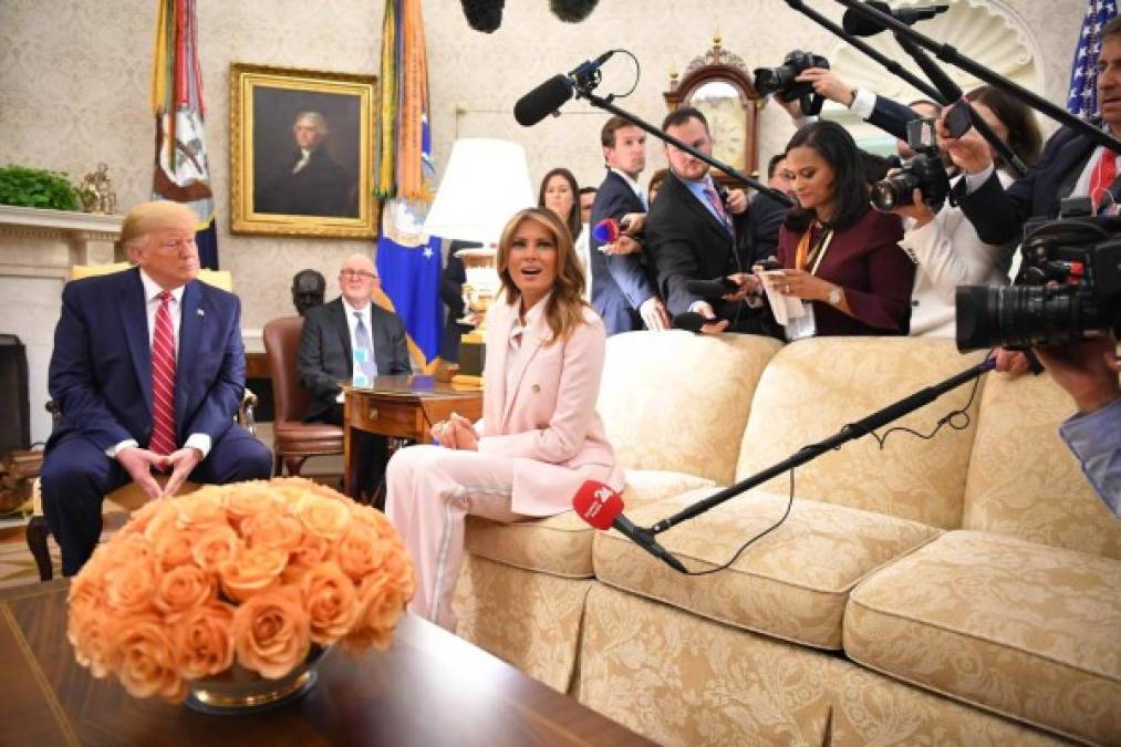 Trump pidió a su esposa, que rara vez habla frente a las cámaras, dar la bienvenida a la pareja polaca en el salón oval. Melania agradeció la visita y expresó su deseo de discutir los retos que enfrentan los niños en Polonia con Agata.