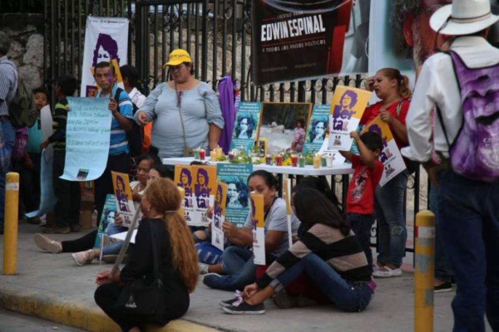 Los grupos étnicos llegaron a las afueras de los tribunales para exigir justicia por el crimen de Berta Cáceres.