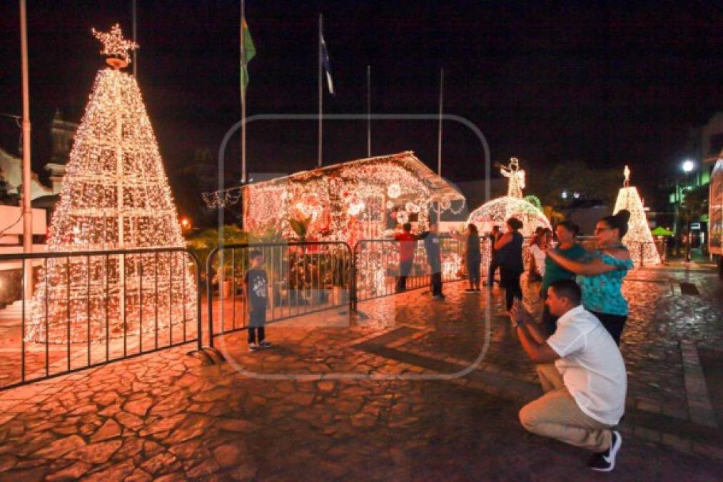 Uno de los atractivos que más les llama la atención a los que pasan por el lugar es el enorme nacimiento, que está totalmente iluminado, y las personas al llegar al parque se sacan fotos con su familia.