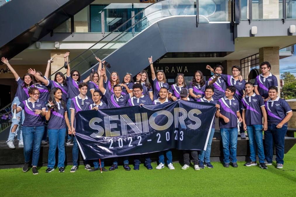 <b><span class="mln_uppercase_mln">Rebosantes de felicidad, los graduandos culminaron su desfile en su querido instituto.</span></b>