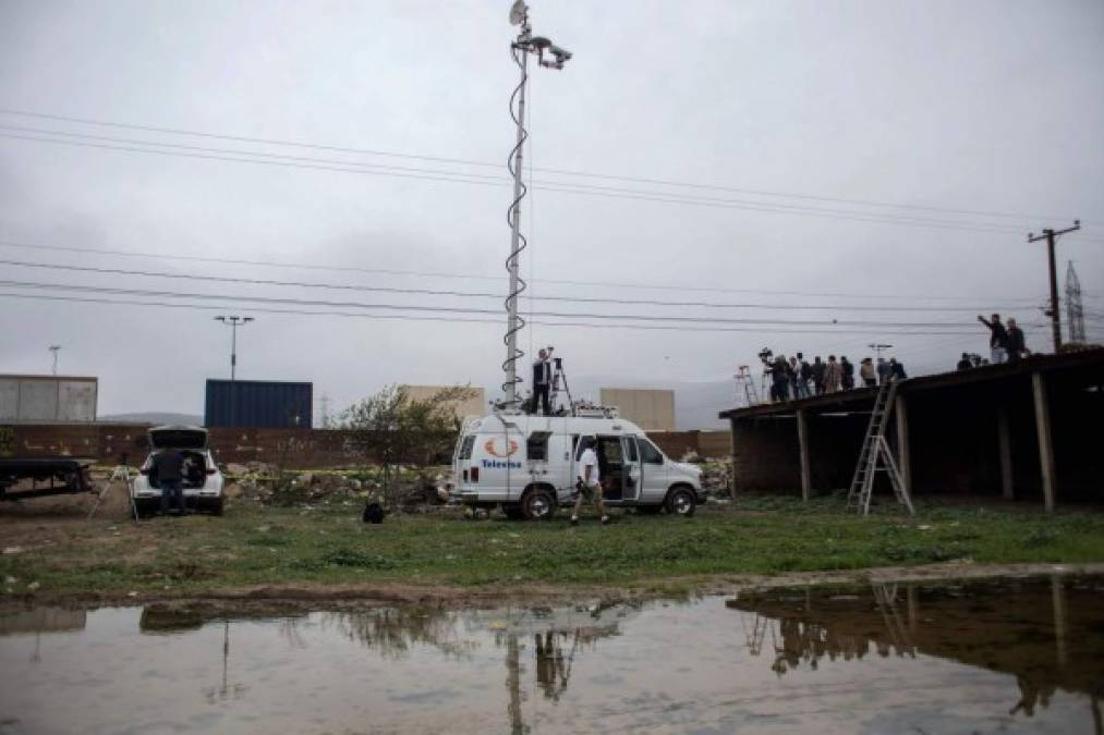 La prensa mexicana llegó hasta el muro en la frontera de Tijuana para dar cobertura a la visita de Trump.
