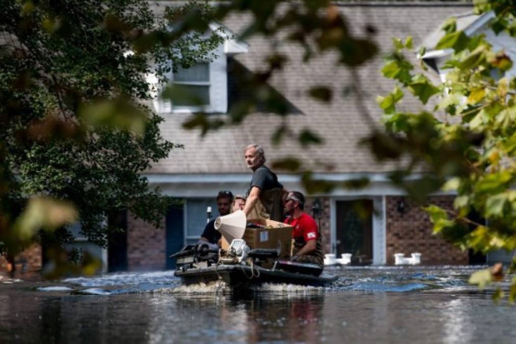 Cientos de personas evacuadas regresaron a sus hogares en lanchas durante el fin de semana para buscar algunas pertenencias.