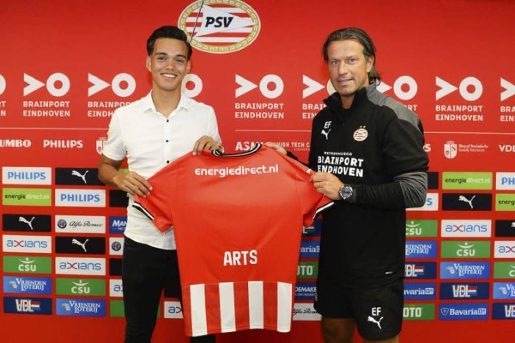 El lateral derecho D'Leanu Arts, nacido en 2003, ha firmado su primer contrato como futbolista profesional a sus 17 años con el PSV. Lo ha hecho oficial el club en sus redes sociales, recordando que el jugador llegó al PSV con 7 años en el 2010 y desde entonces está vinculado a la cantera del club.