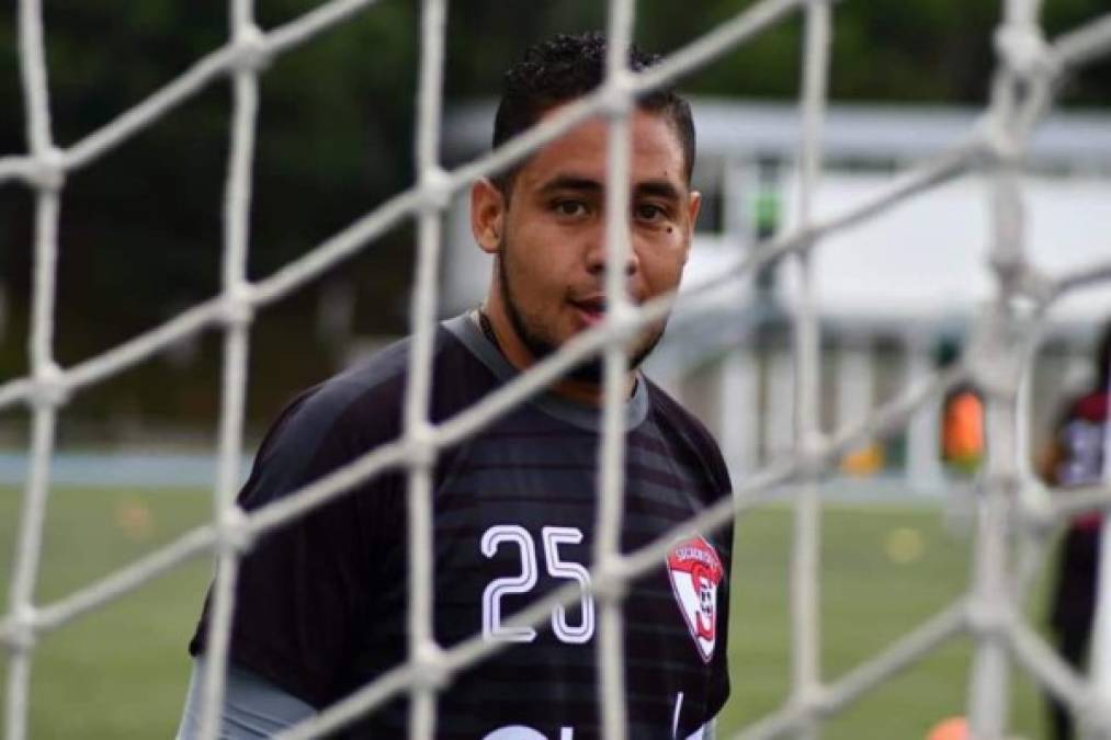 La Real Sociedad de Tocoa está interesada en fichar al portero guatemalteco Johnny Navarro. Recientemente ha jugado con el Deportivo Sacachispas de Guatemala.