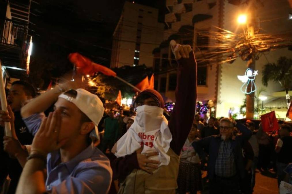 Cientos de seguidores de Salvador Nasralla salieron a las calles en Tegucigalpa a celebrar el preliminar triunfo del líder de la Alianza de Oposición.