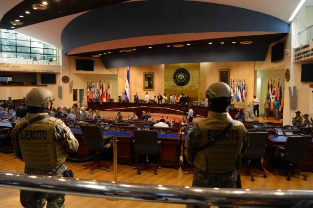 Members of the Salvadoran Armed Forces are seen within the Legislative Assembly during a protest outside the Legislative Assembly to make pressure on deputies to approve a loan to invest in security, in San Salvador on February 9, 2020. (Photo by STR / AFP)