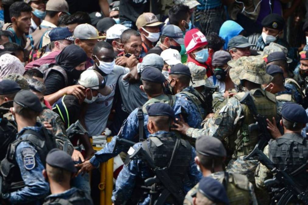 Los migrantes hondureños forcejearon con los policías en la frontera de Guatemala.