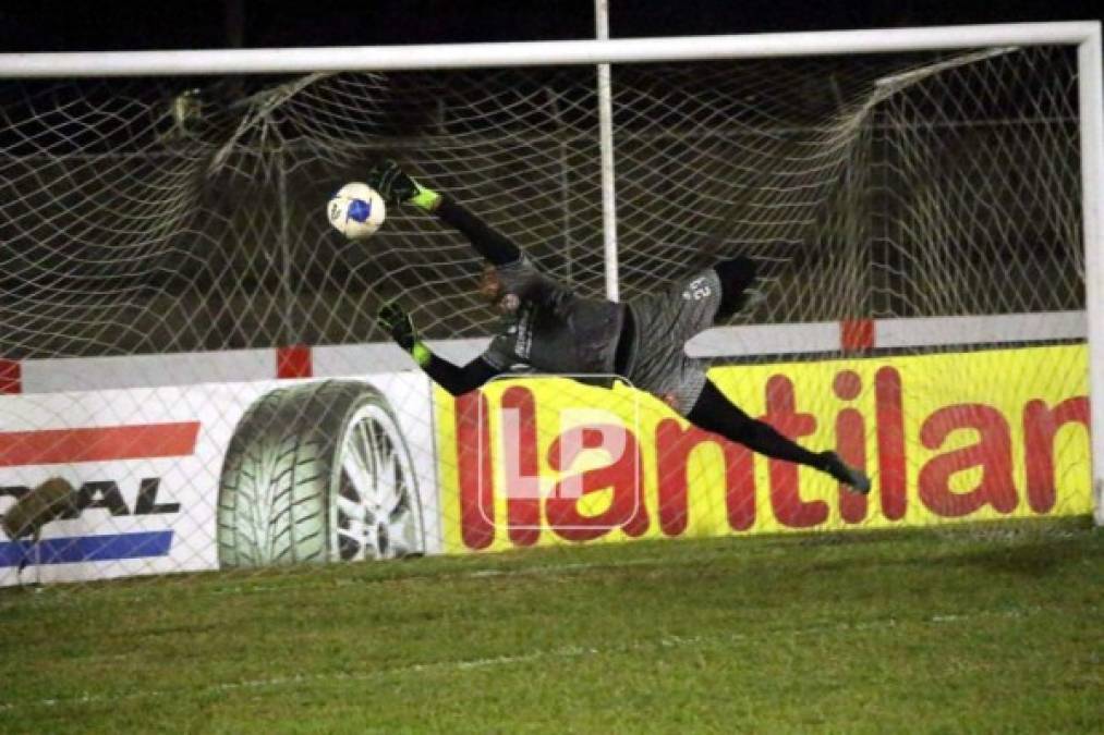 El portero cubano Nelson Johnston volando en el arco de la Real Sociedad tras un disparo del Motagua.