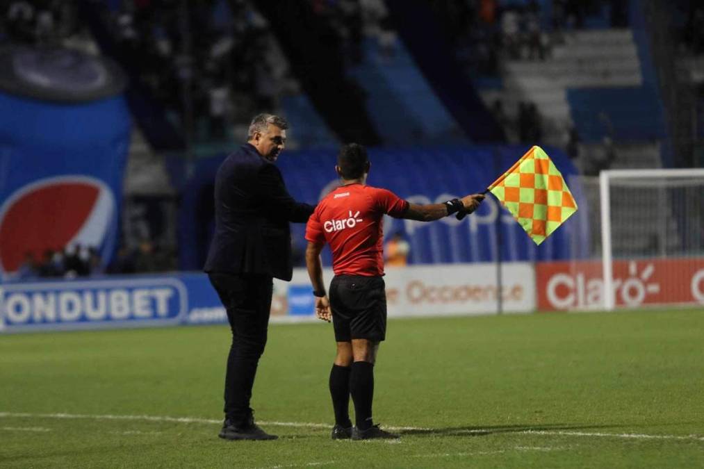 Diego Vázquez le reclamó al árbitro asistente Elder Oliva en un momento del partido.