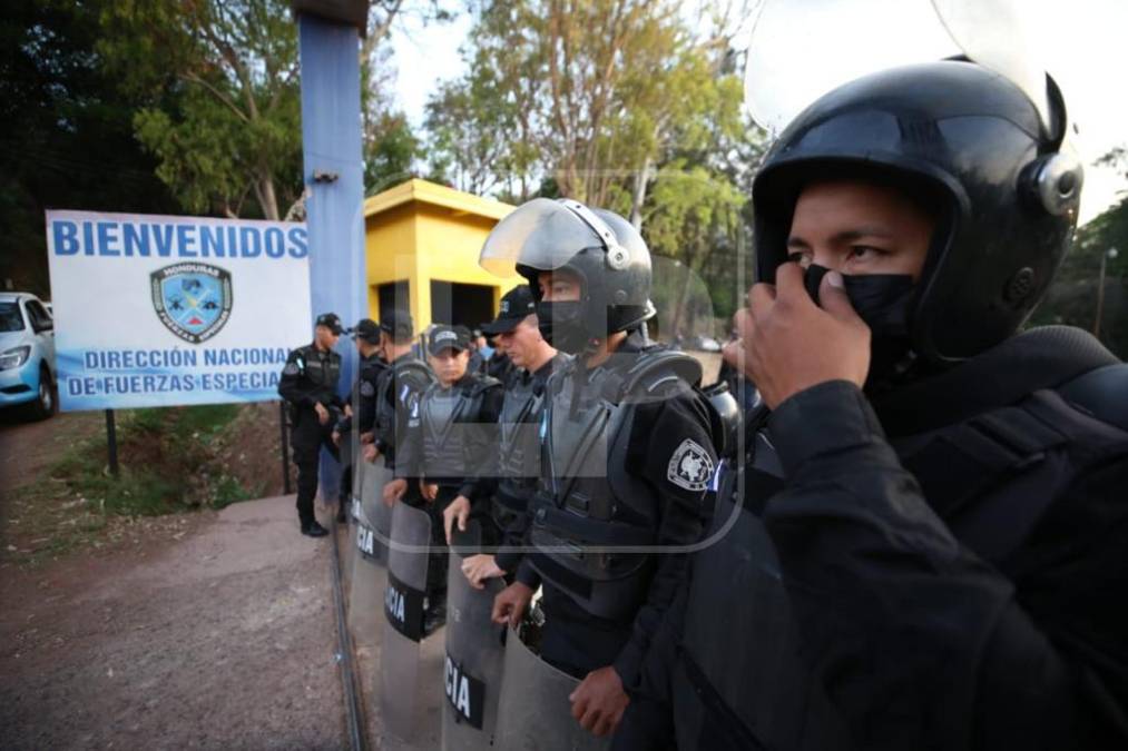 Simulacro de entrega del expresidente Juan Orlando Hernández. Fotografía: Opsa / Andro Rodríguez
