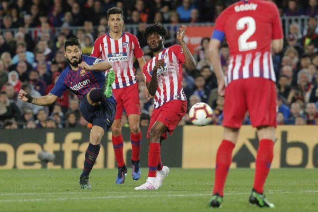 Luis Súarez sacó este magistral disparo para superar a Jan Oblak y adelantar al Barcelona 1-0 sobre el Atlético. Foto AFP
