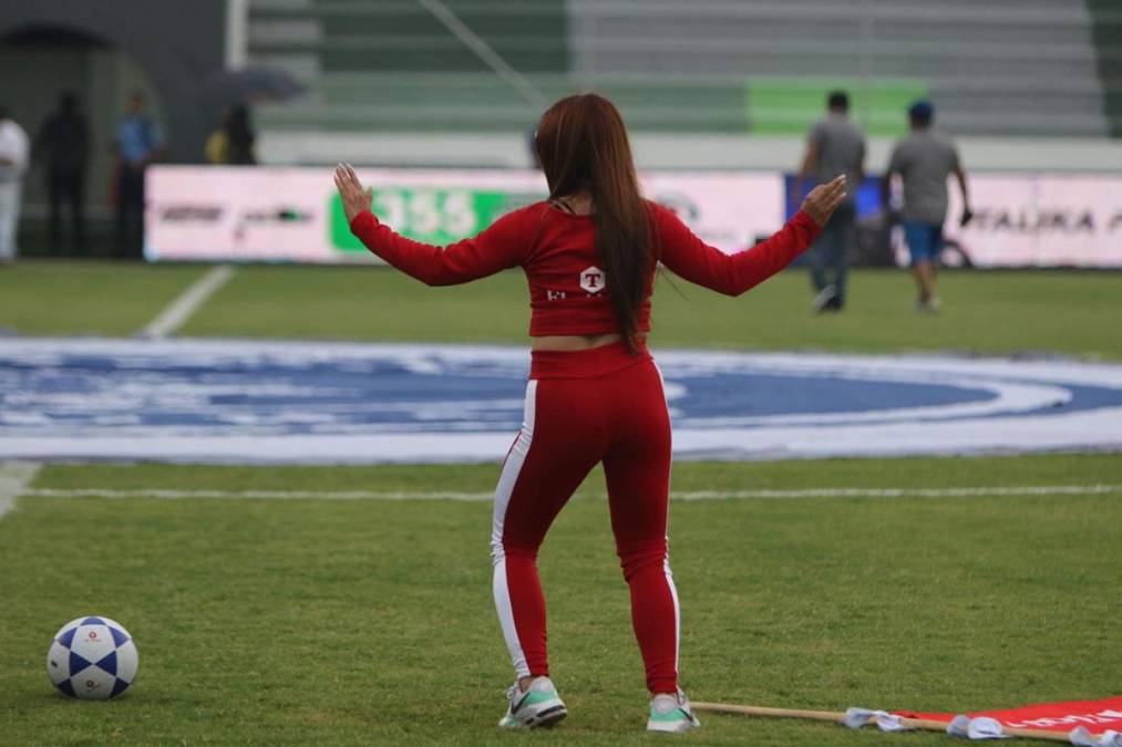 Estas bellas edecanes pusieron algo de ambiente con bailes sobre la cancha.