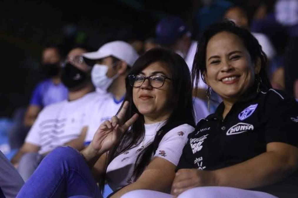 Las aficionadas, contentas de apoyar a la Selección de Honduras.