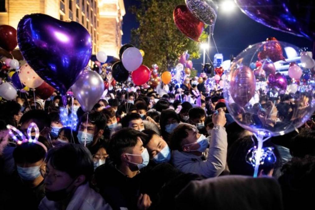 'Tenemos derecho a disfrutar': Wuhan, cuna de la pandemia, recibió en masa el 2021