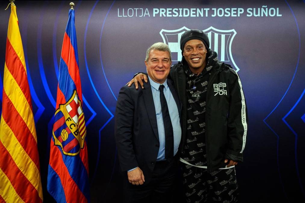 Ronaldinho estuvo presente en el Spotify Camp Nou y fue acompañado por el presidente del Barcelona, Joan Laporta.