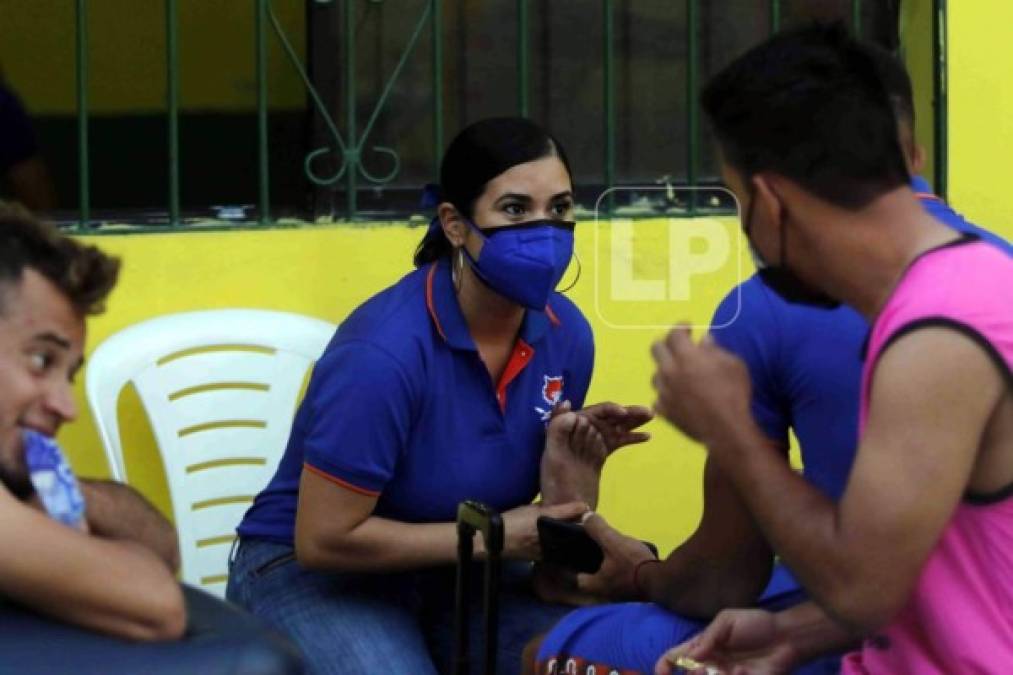 Karen Lizeth Lobo asistiendo a los jugadores de los Lobos de la UPN previo al partido contra los progreseños.