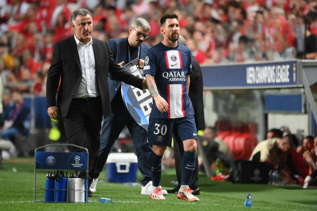 Christophe Galtier volvió a sustituir a Lionel Messi, que ha sido reemplazado en dos de los tres partidos jugados por el PSG en esta Champions. Con esta carita salió del campo el argentino.