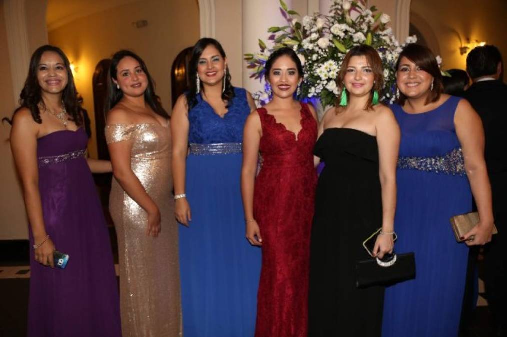 Darling Irías, Julissa Ávila y Diana Flores con Gracibel Reyes, Laura Acosta y Gloria Alvarenga.