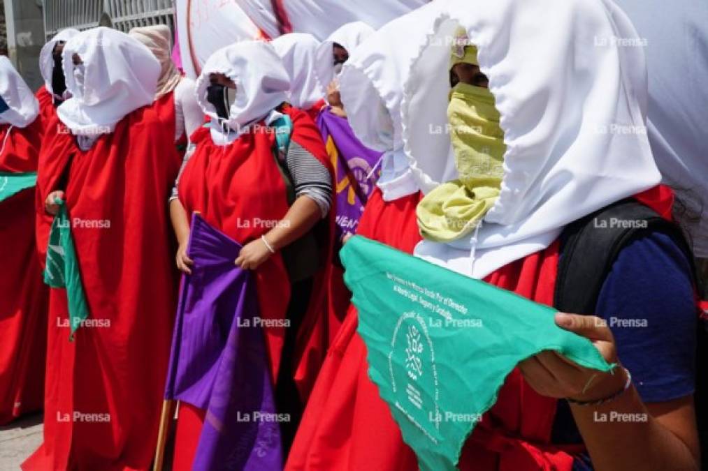 Las mujeres que lucieron vestidos largos y holgados, y cubrieron sus caras con capuchas y pañuelos, cuestionaron que tanto el gobierno como las autoridades universitarias se resisten a abordar de manera profunda los problemas que enfrentan las mujeres universitarias. <br/>