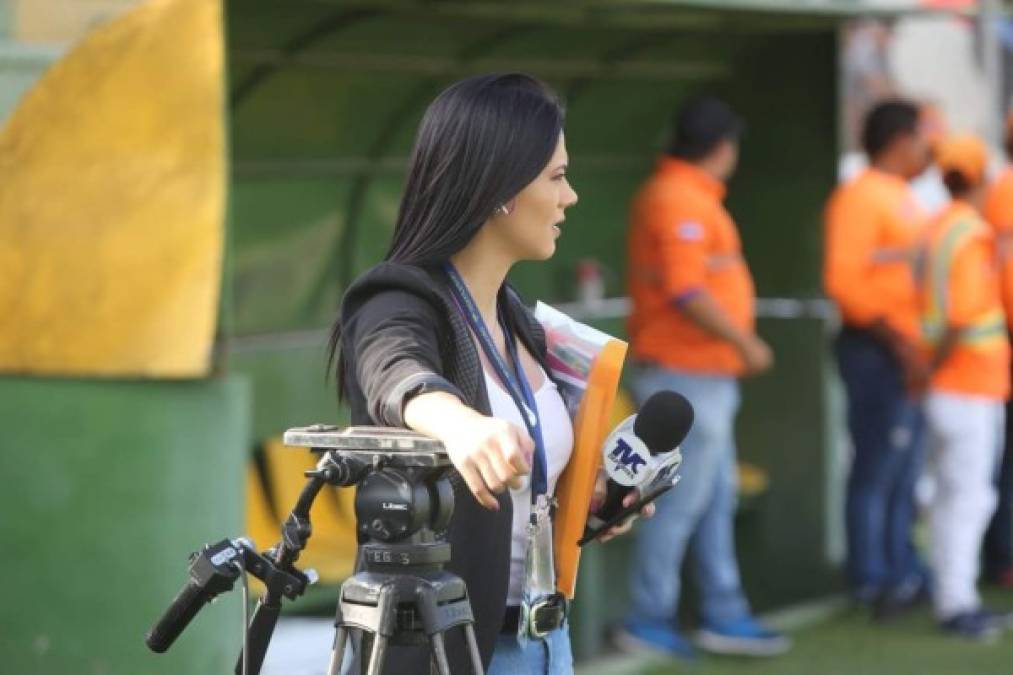 La guapa periodista Isabel Zambrano lució concentrada y pendiente de cada acción en el clásico capitalino que se jugó en Comayagua por medidas de seguridad.